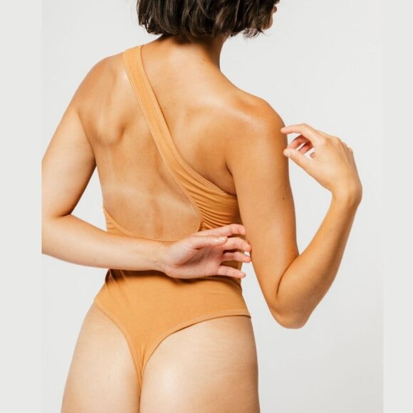 Mary Young Del Bodysuit Asymmetrical Caramel Sustainable - Picture 2 of 3